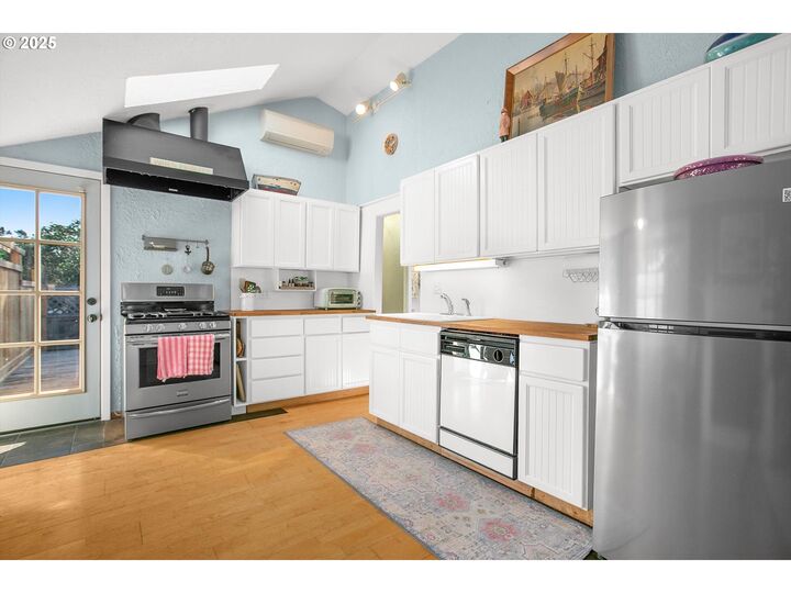 Property Photo:  1522 NE 11th St  OR 97367 