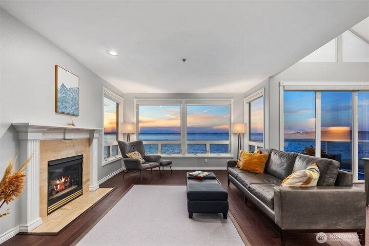 Property Photo: 1594 Alki Avenue SW 302 WA 98116