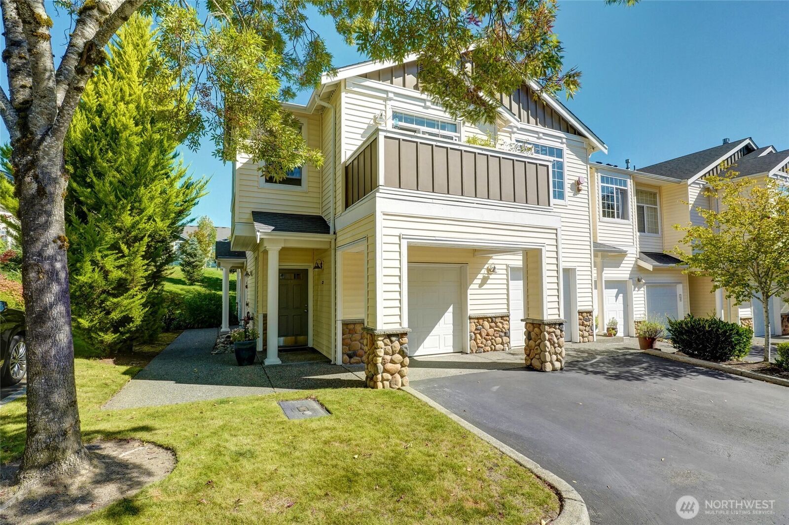 Property Photo: 1855 Trossachs Boulevard SE 1703 WA 98075