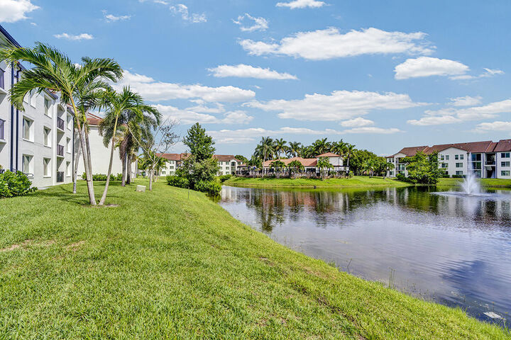 Property Photo:  521 Villa Circle 521  FL 33435 