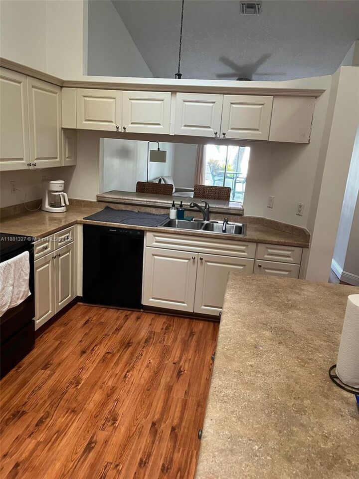 Property Photo:  7652 S Pinewalk Dr S 139  FL 33063 