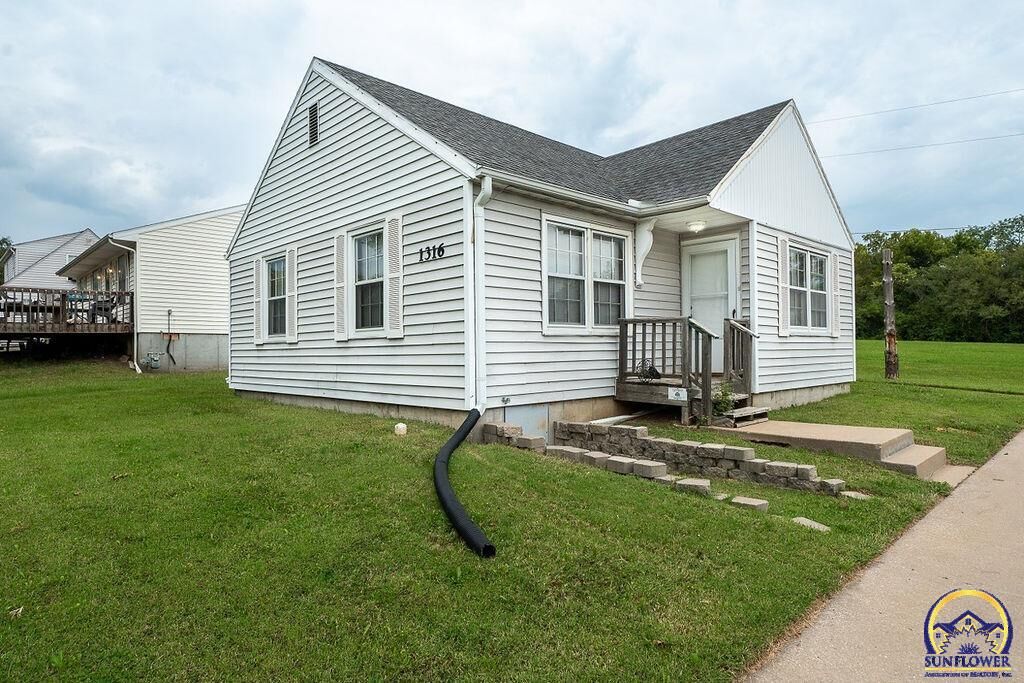 Property Photo:  1316 SE 18th Ter  KS 66607 