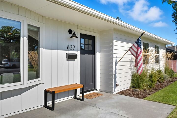 Property Photo:  627 N Cedar Ave  WA 99352 