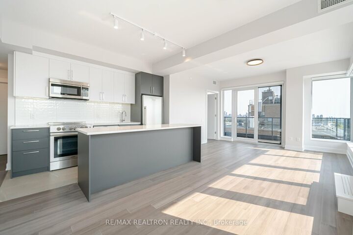 Property Photo:  2525 Bathurst Street 1203  ON M6B 2Y9 