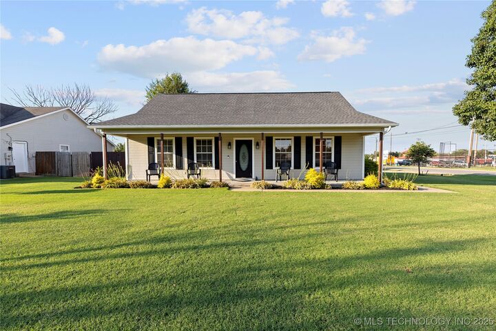 Property Photo: 907 NE 4th Street OK 74467