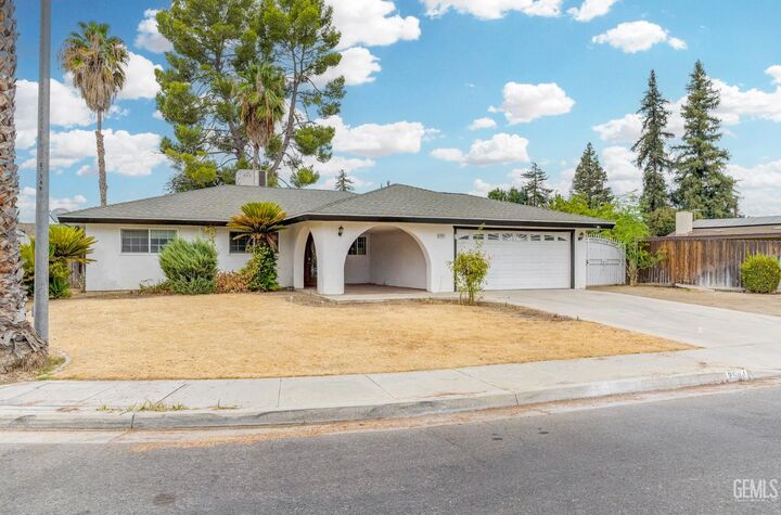 Property Photo: 2504 Sutton Place CA 93309