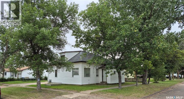 Property Photo:  137 2nd Street W  SK S0N 1Z0 
