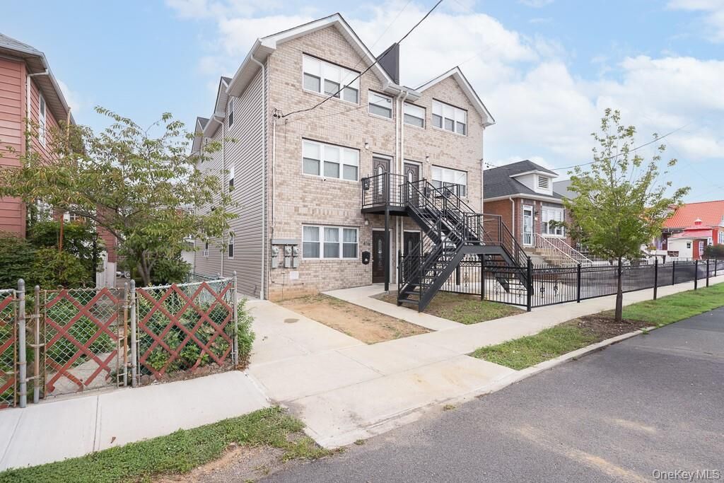 Property Photo:  416 Revere Avenue  NY 10465 