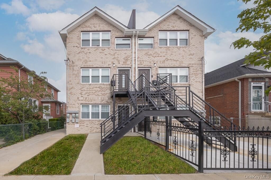 Property Photo:  416 Revere Avenue  NY 10465 
