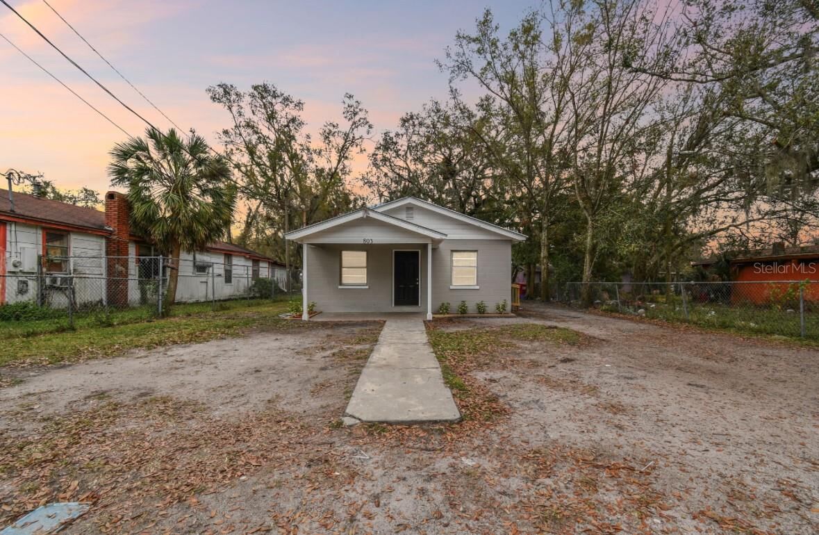 Property Photo: 803 W Warren Street FL 33563