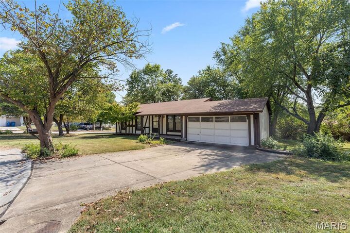 Property Photo:  1561 Ramona Court  MO 63304 