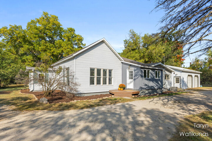 Property Photo: 727 Chatham Street SE MI 49331