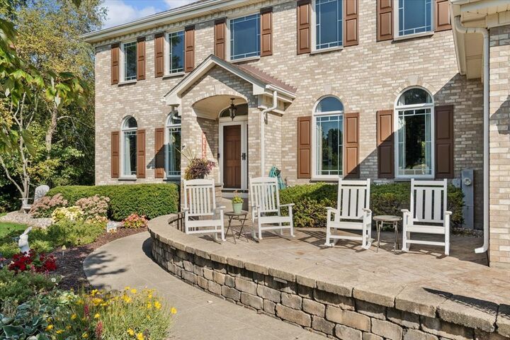 Property Photo: 7 Iroquois Court IL 60543