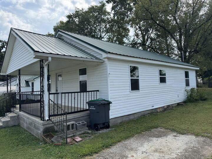 Property Photo:  204 Davidson St W  TN 37334 