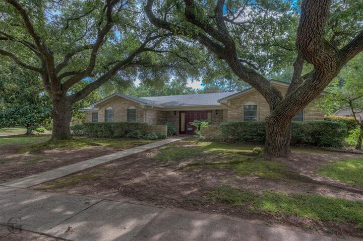 Property Photo: 6201 Gaylyn Drive LA 71105