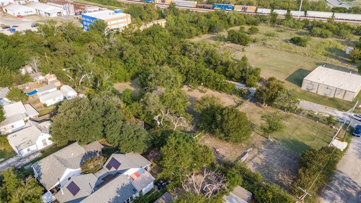 Property Photo: 1632 E Broadway Avenue TX 76104