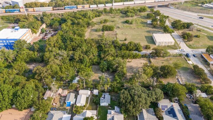 Property Photo: 1630 E Broadway Avenue TX 76104