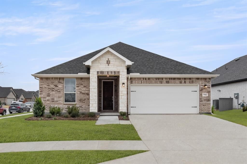 Property Photo: 7502 Foxglove Way TX 76084