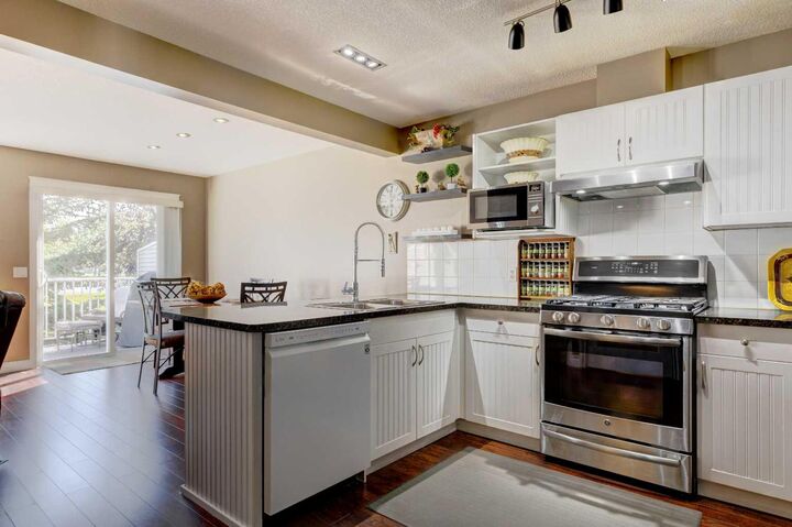 Property Photo:  105 Hillview Terrace  AB T1P 1X2