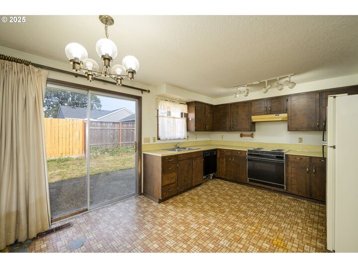 Property Photo: 210 Church St OR 97132