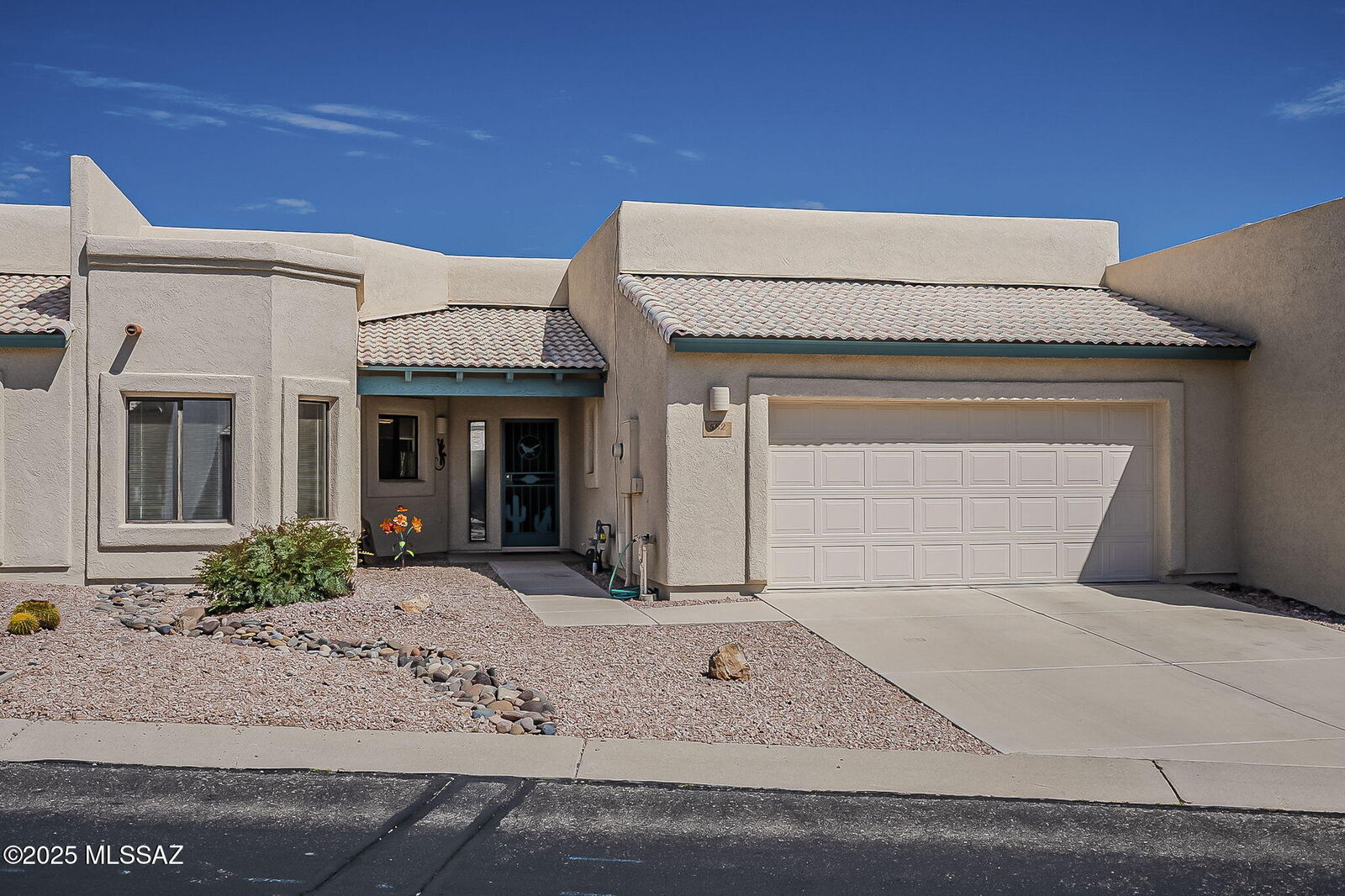 Property Photo:  582 W Camino Del Bondadoso  AZ 85614 