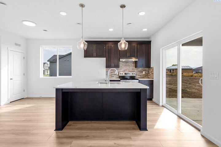 Property Photo: 400 Amberly Ave WA 99352