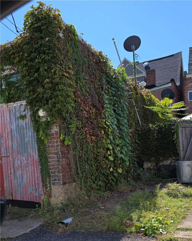 Property Photo: 2318 Fox Way PA 15203