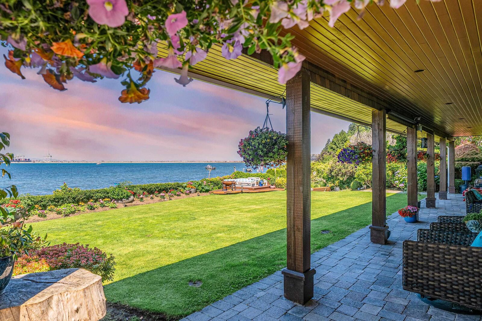 Photo de la propriété:  768 Tsawwassen Beach Road  BC V4M 2J3 