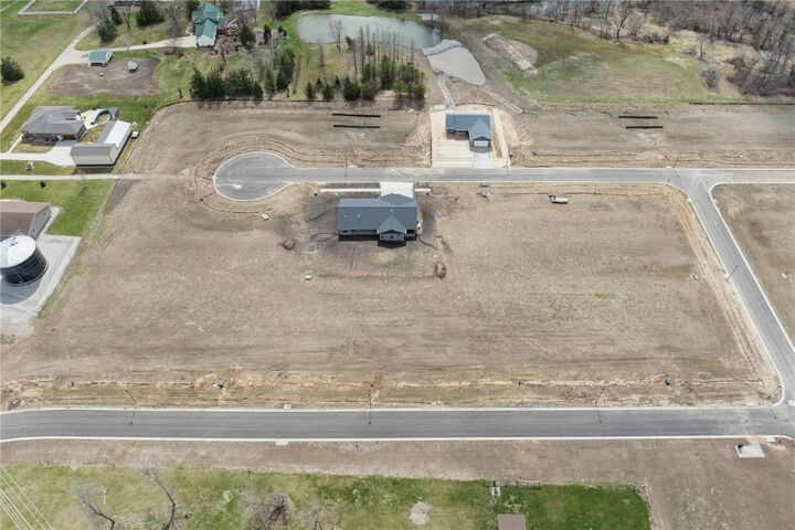 Property Photo:  700 Sunset Boulevard  IA 52332 