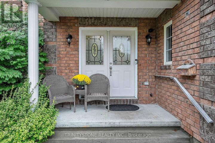 Property Photo: 6 Cinnabar Way ON K2S 1Y4