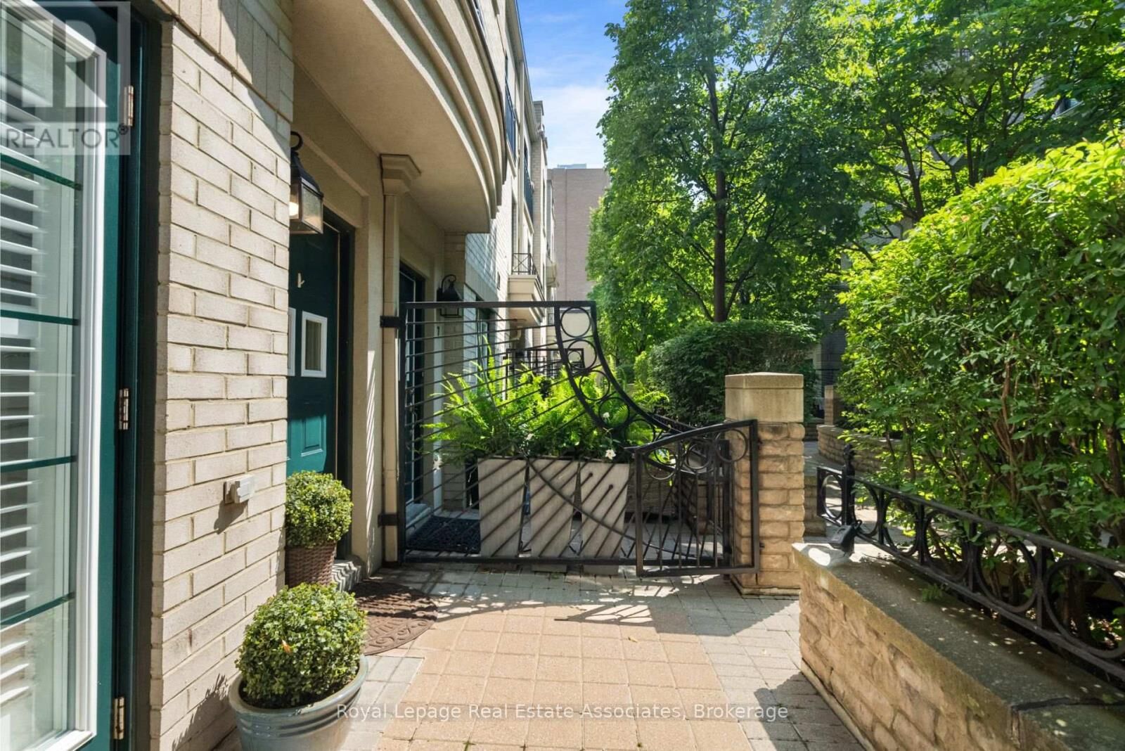 Property Photo:  1 Baxter Street 8  ON M4W 3W1 