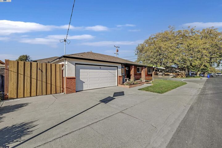 Property Photo:  1867 Via Buena Vis  CA 94580 