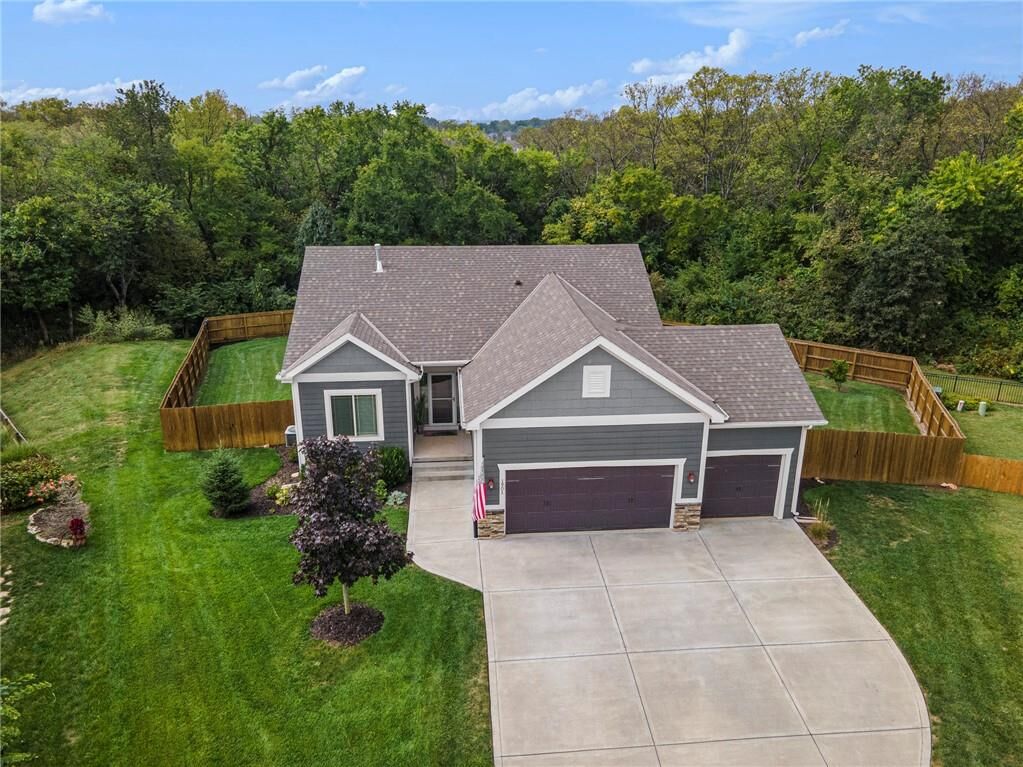 Property Photo:  1901 Red Bud Court  MO 64083 
