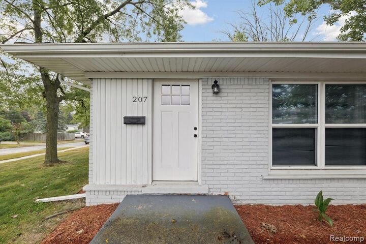 Property Photo:  207 W Tienken Road  MI 48306 4405