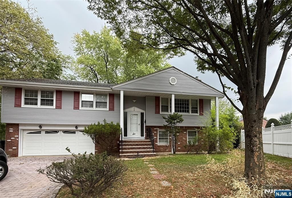 Property Photo:  6 Yale Court  NJ 07652 