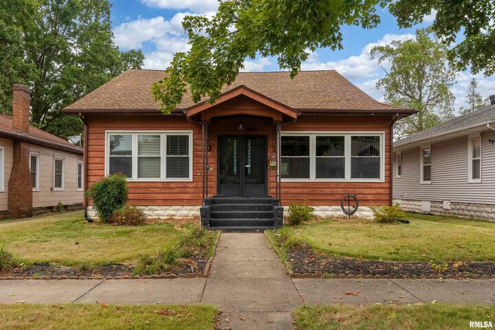 Property Photo:  2120 Logan Street  IL 62966 