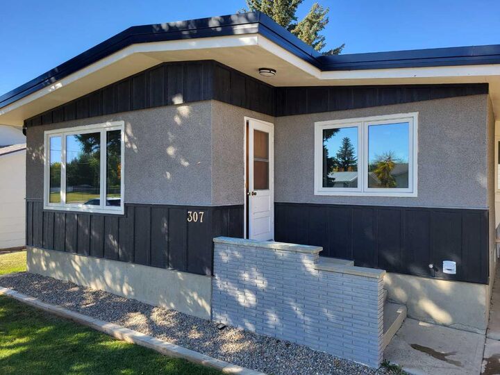 Property Photo:  307 Cawdron Street  AB T0L 1S0 