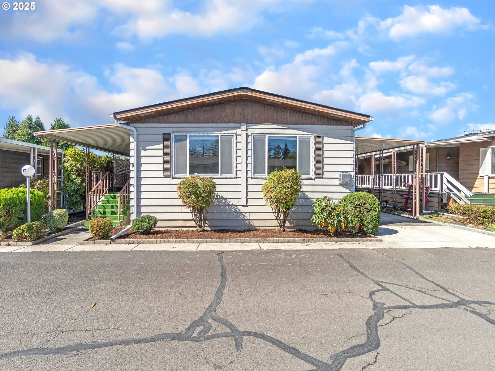 Property Photo: 2901 E 2nd St 77 OR 97132