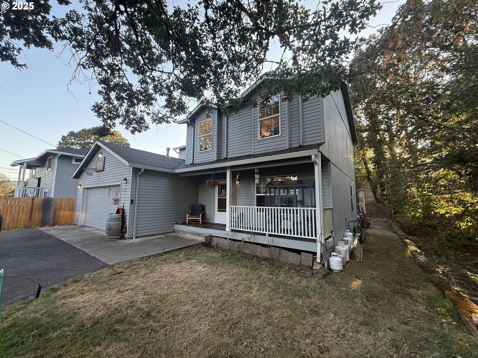 Property Photo:  285 S 7th St  OR 97051 