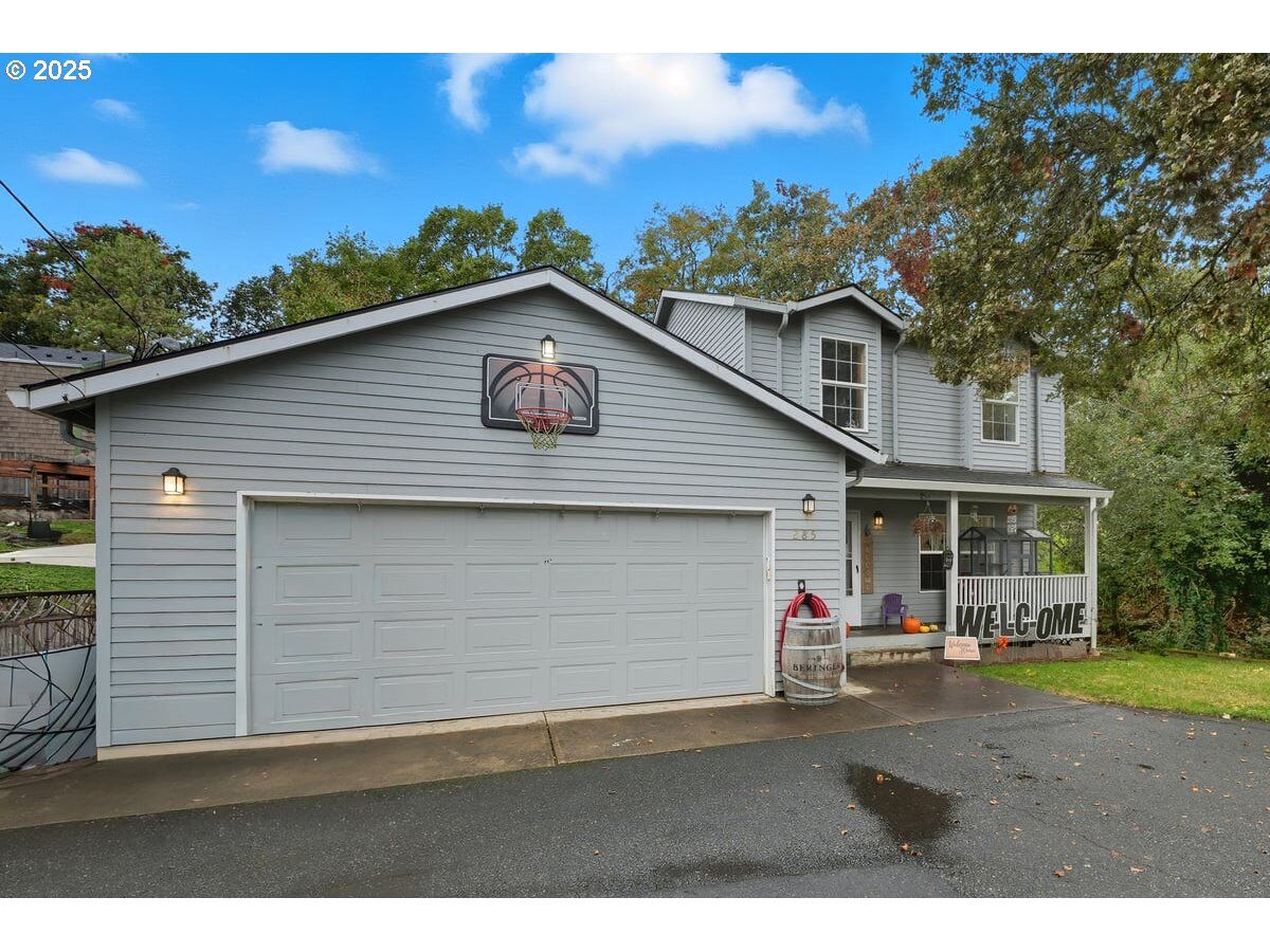 Property Photo:  285 S 7th St  OR 97051 