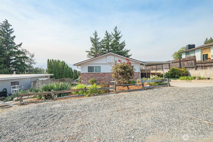 Property Photo: 602 N Larch Avenue WA 98802