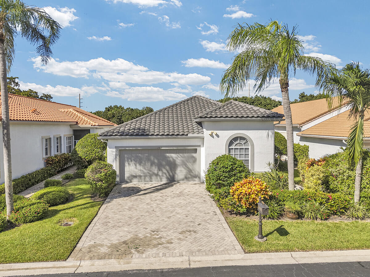 Property Photo:  11909 Fountainside Circle  FL 33437 