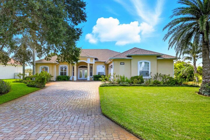 Property Photo:  305 Marsh Point Cir  FL 32080 