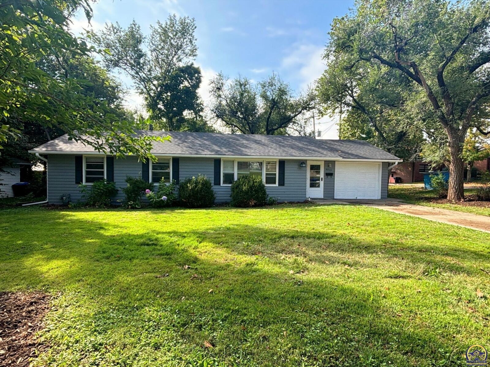 Property Photo:  4819 SW 20th Ter  KS 66604 