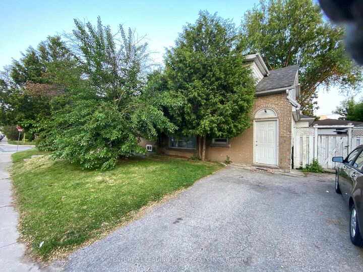 Property Photo:  82 Meighen Avenue  ON M4B 2H5 