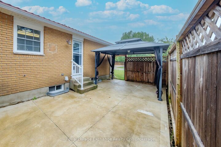 Property Photo:  427 Highland Drive  ON N2Z 1X4 