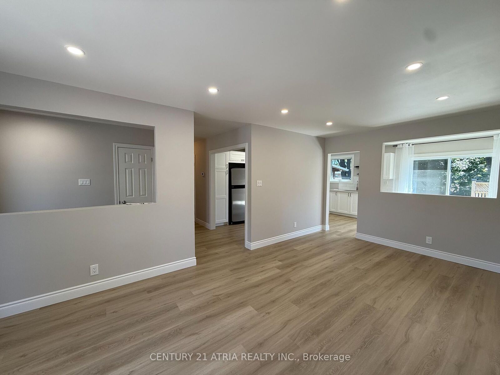 Property Photo:  801 Krosno Boulevard  ON L1W 1G7 