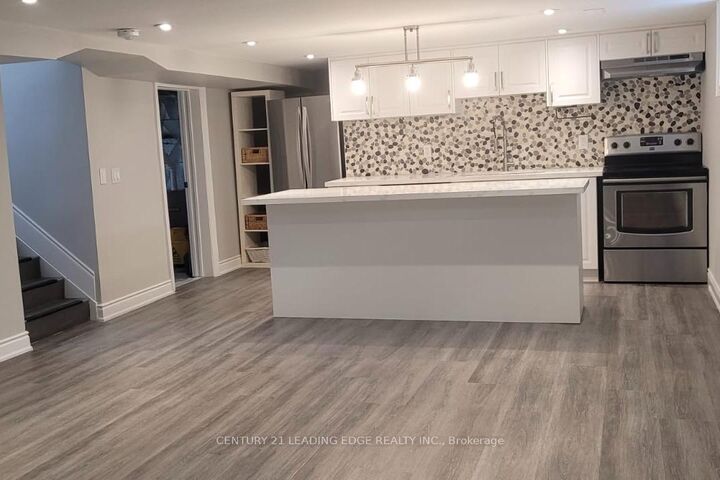 Photo de la propriété:  46 Cornelius Parkway Lower Level  ON M6L 2K4 