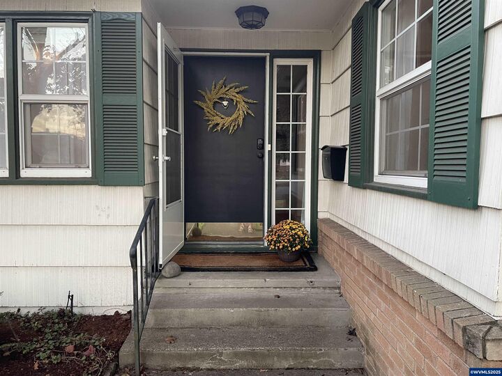Property Photo:  1530 25th St NE  OR 97301 