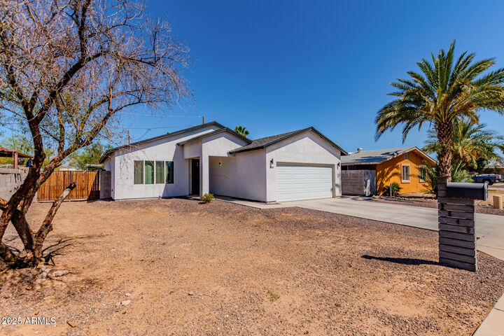 Property Photo:  2640 E Beverly Lane E  AZ 85032 